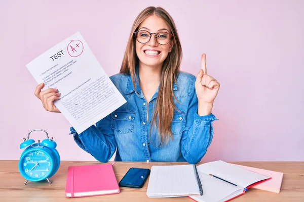 Ung Blond Flicka Visar Godkänd Examen Sitter Bordet Leende Med — Stockfoto