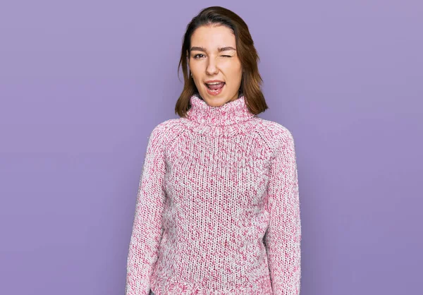 Junges Kaukasisches Mädchen Wollenen Winterpullover Zwinkert Die Kamera Mit Sexy — Stockfoto