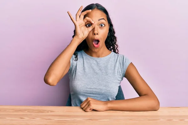 Jong Afrikaans Amerikaans Meisje Met Casual Kleren Tafel Met Een — Stockfoto