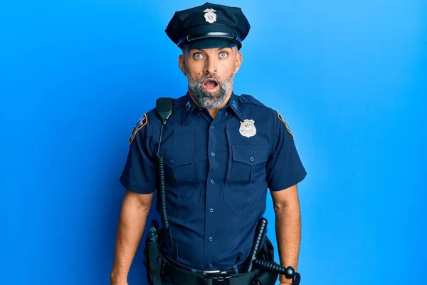 Hombre Guapo Mediana Edad Vistiendo Uniforme Policía Asustado Sorprendido Con —  Fotos de Stock