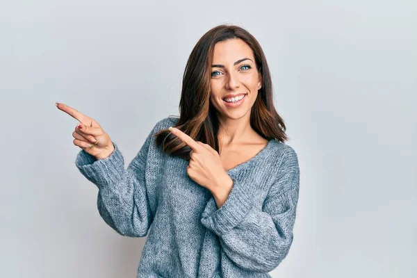 Młoda Brunetka Ubrana Luźny Zimowy Sweter Uśmiechnięta Patrząca Kamerę Dwoma — Zdjęcie stockowe