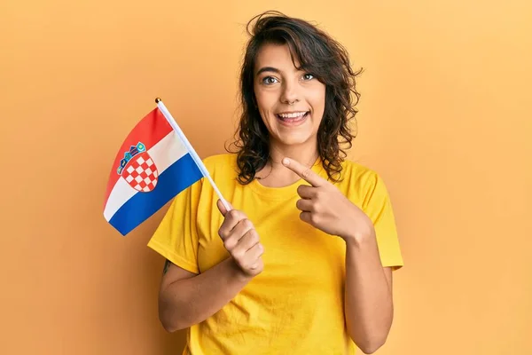 Jonge Spaanse Vrouw Met Kroatische Vlag Glimlachend Vrolijk Wijzend Met — Stockfoto