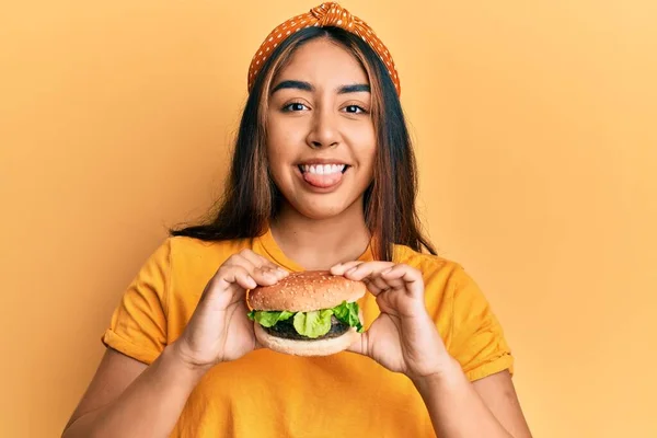 Fiatal Latin Eszik Egy Ízletes Klasszikus Burger Kilóg Nyelv Boldog — Stock Fotó