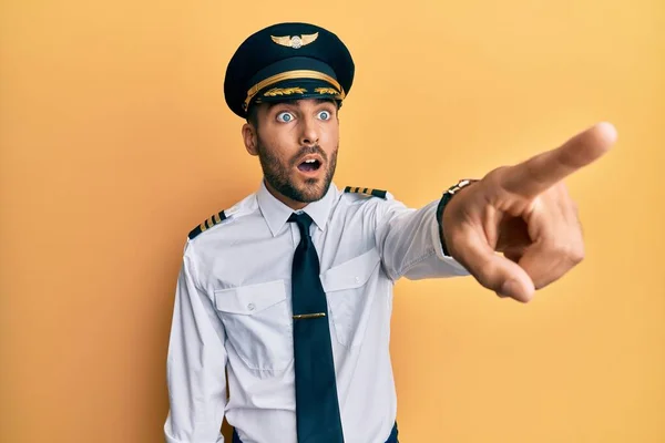 Schöner Hispanischer Mann Flugzeugpilotenuniform Der Mit Dem Finger Überrascht Nach — Stockfoto