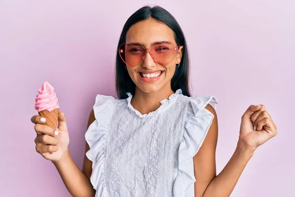 Jovem Morena Usando Estilo Verão Segurando Sorvete Gritando Orgulhoso Celebrando — Fotografia de Stock