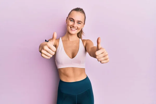 Hermosa Mujer Rubia Con Ropa Deportiva Brazalete Aprobando Hacer Gesto —  Fotos de Stock