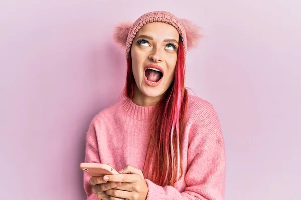 Young Caucasian Woman Having Conversation Talking Smartphone Angry Mad Screaming — Stock Photo, Image