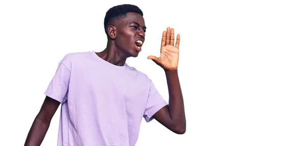 Ung Afrikansk Amerikan Vardagskläder Skriker Och Skriker Högljutt Från Hand — Stockfoto