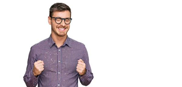 Knappe Blanke Man Casual Kleren Glazen Opgewonden Voor Succes Met — Stockfoto