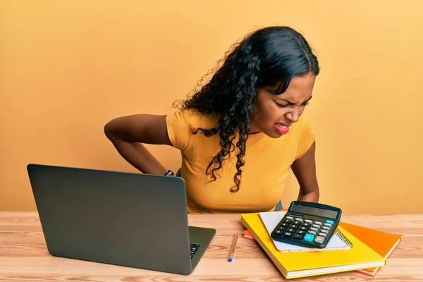 Junge Afroamerikanerin Arbeitet Büro Mit Laptop Und Taschenrechner Und Leidet — Stockfoto