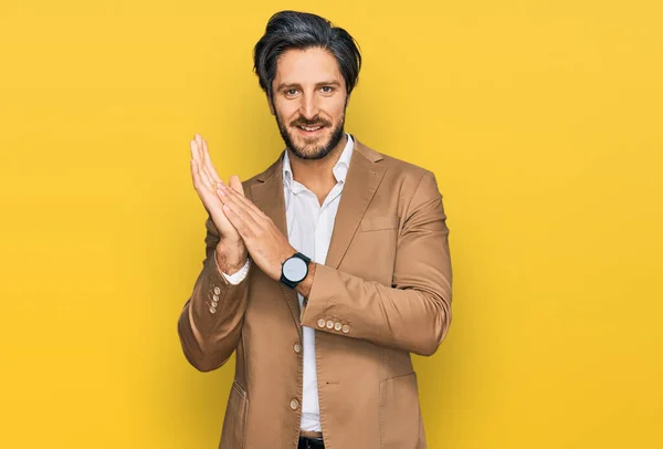 Joven Hombre Hispano Con Ropa Negocios Aplaudiendo Aplaudiendo Felices Alegres — Foto de Stock