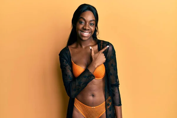 Ung Afrikansk Amerikansk Kvinna Bär Underkläder Glad Med Ett Leende — Stockfoto