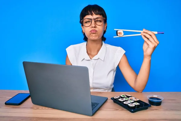 Hermosa Morena Que Trabaja Oficina Comiendo Sushi Soplando Mejillas Con — Foto de Stock