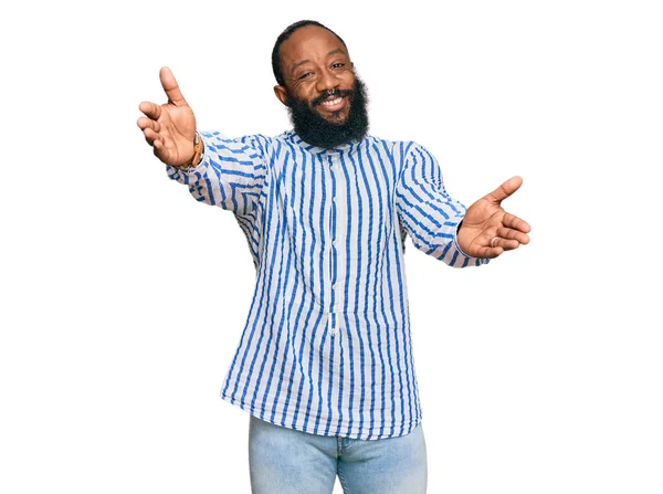 비즈니스 셔츠를 아프리카 미국인 남자가 포옹을 카메라를 바라보고 있습니다 행복을 — 스톡 사진
