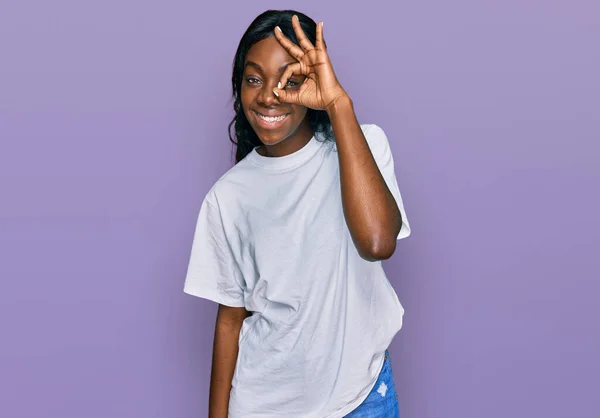 Jovem Afro Americana Mulher Vestindo Casual Branco Shirt Fazendo Gesto — Fotografia de Stock