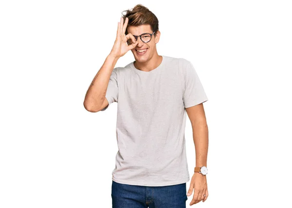 Knappe Blanke Man Casual Kleding Bril Doet Gebaar Met Hand — Stockfoto