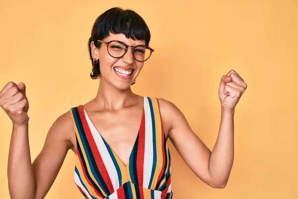 Mooie Brunettte Vrouw Dragen Casual Kleding Glazen Schreeuwen Trots Vieren — Stockfoto