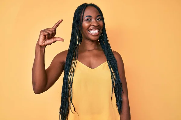 Mulher Afro Americana Com Tranças Vestindo Roupas Casuais Sorrindo Gestos — Fotografia de Stock