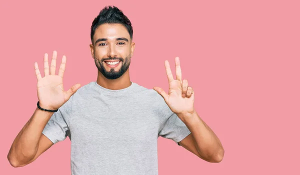 Jongeman Met Baard Draagt Casual Grijze Tshirt Tonen Wijzen Met — Stockfoto