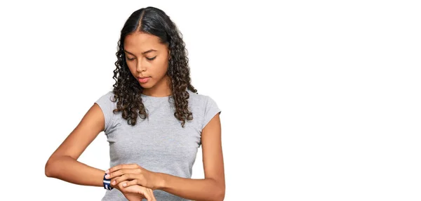 Jong Afrikaans Amerikaans Meisje Dragen Casual Kleding Controleren Van Tijd — Stockfoto