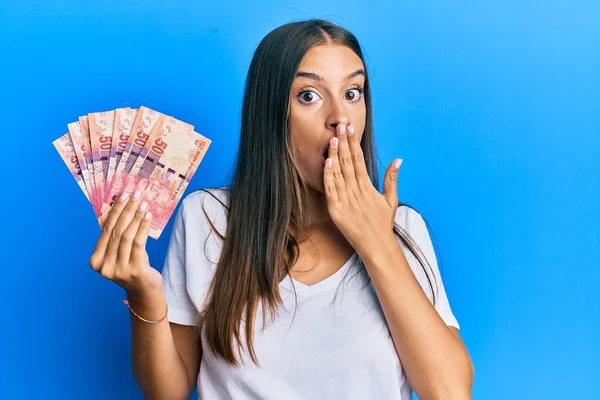 Güney Afrika Genç Bir Kadın Elinde Tuttuğu Banknotlarla Ağzını Kapatıyor — Stok fotoğraf