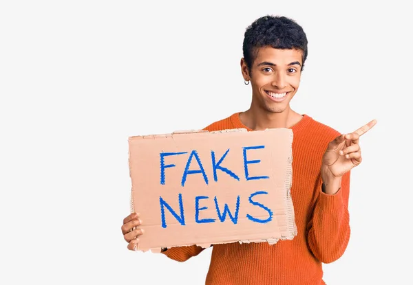 Giovane Africano Amercian Man Holding Fake News Banner Sorridente Happy — Foto Stock