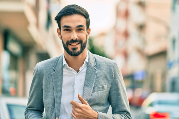 Junger Hispanischer Geschäftsmann Lächelt Glücklich Der Stadt — Stockfoto