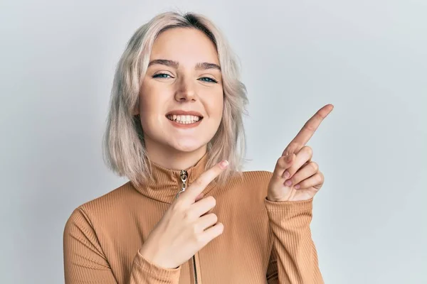 Ung Blond Flicka Bär Casual Kläder Ler Och Tittar Kameran — Stockfoto