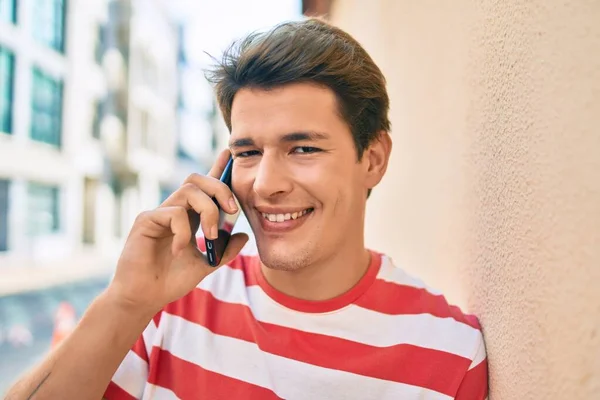 Jovem Caucasiano Sorrindo Feliz Falando Smartphone Cidade — Fotografia de Stock