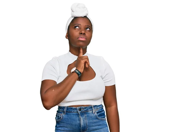 Jonge Afrikaanse Vrouw Met Tulband Met Haartulband Geïsoleerde Achtergrond Denken — Stockfoto