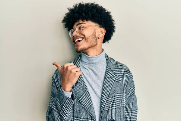 Jovem Americano Africano Com Cabelo Afro Vestindo Roupas Casuais Óculos — Fotografia de Stock