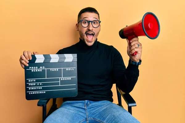 Hombre Guapo Con Tatuajes Sosteniendo Video Película Clapboard Megáfono Celebrando —  Fotos de Stock