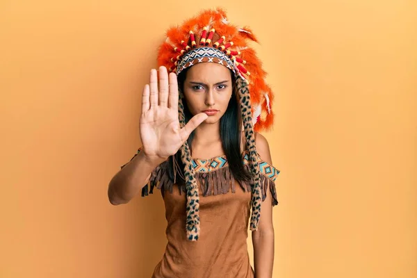 Молода Брюнетка Одягнена Індійський Костюм Зупиняється Співати Долонею Попереджувальний Вираз — стокове фото
