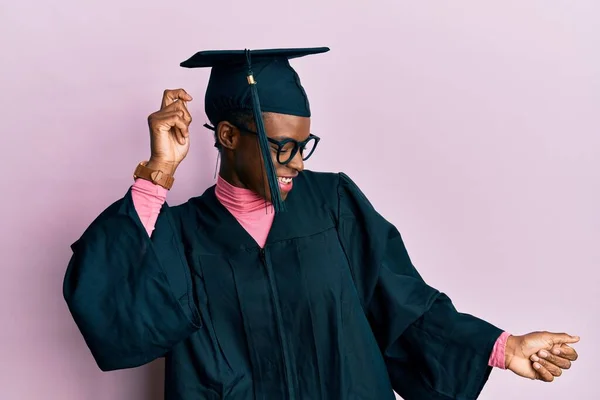 Junge Afrikanisch Amerikanische Mädchen Mit Abschlussmütze Und Zeremoniengewand Tanzen Fröhlich — Stockfoto