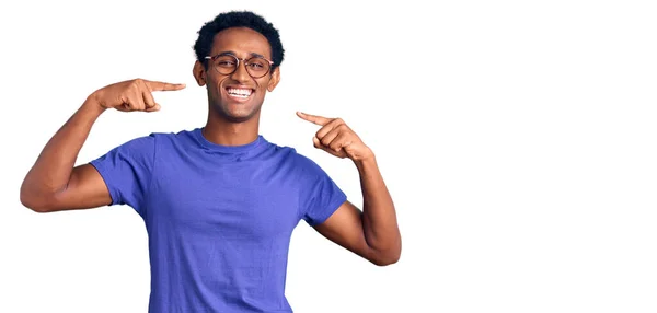 Homem Bonito Africano Vestindo Roupas Casuais Óculos Sorrindo Alegre Mostrando — Fotografia de Stock