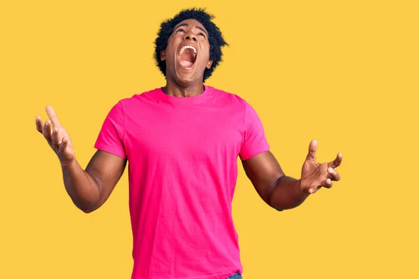 Schöner Afrikanisch Amerikanischer Mann Mit Afro Haaren Lässigem Rosafarbenem Shirt — Stockfoto