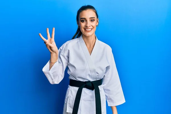 Mulher Jovem Morena Bonita Vestindo Uniforme Lutador Karatê Com Cinto — Fotografia de Stock