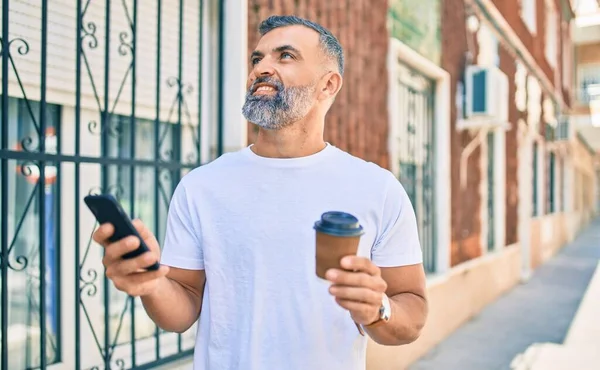 Středního Věku Šedovlasý Muž Pomocí Smartphonu Pití Odnést Kávu Městě — Stock fotografie