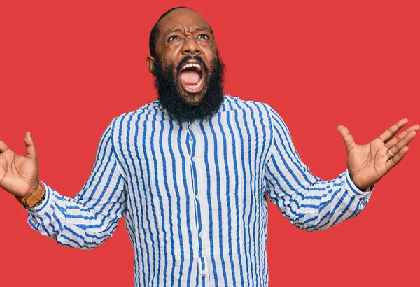 Fiatal Afro Amerikai Férfi Üzleti Pólóban Őrült Őrült Kiabálás Kiabálás — Stock Fotó