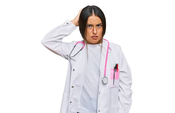 Vacker Latinamerikansk Kvinna Klädd Läkaruniform Och Stetoskop Förvirra Och Undrar — Stockfoto
