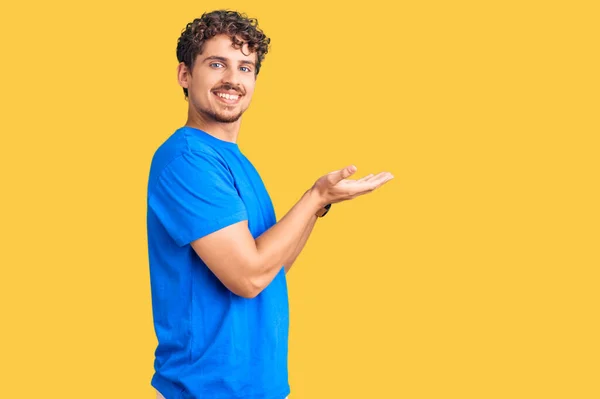 Jovem Homem Bonito Com Cabelo Encaracolado Vestindo Roupas Casuais Apontando — Fotografia de Stock