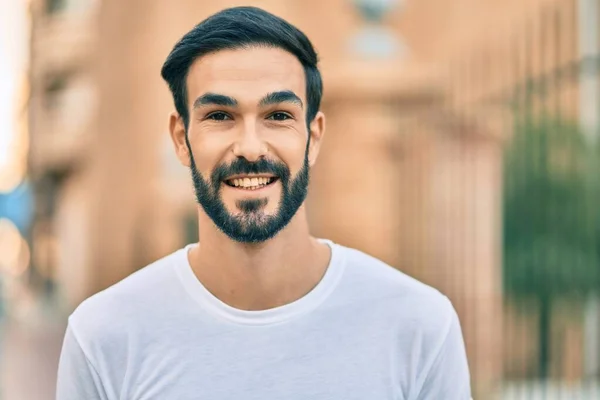 Junger Hispanischer Mann Lächelt Glücklich Der Stadt — Stockfoto