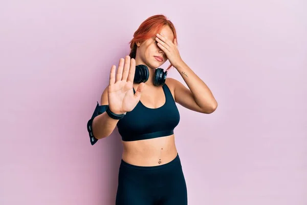 Ung Vacker Rödhårig Kvinna Gympakläder Och Med Hörlurar Som Täcker — Stockfoto