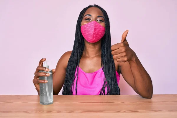 African American Woman Braids Wearing Medical Mask Holding Hand Sanitizer — Φωτογραφία Αρχείου