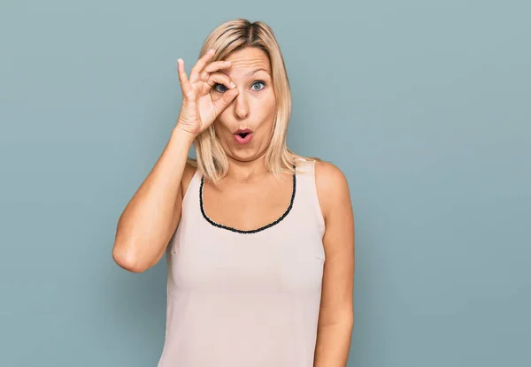 Donna Caucasica Mezza Età Che Indossa Abiti Casual Facendo Gesto — Foto Stock