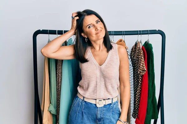 Donna Bruna Mezza Età Che Lavora Come Personal Shopper Professionale — Foto Stock