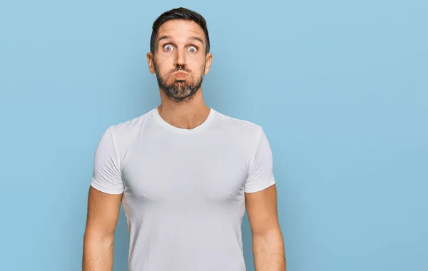 Hombre Guapo Con Barba Vistiendo Casual Camiseta Blanca Hinchando Mejillas —  Fotos de Stock