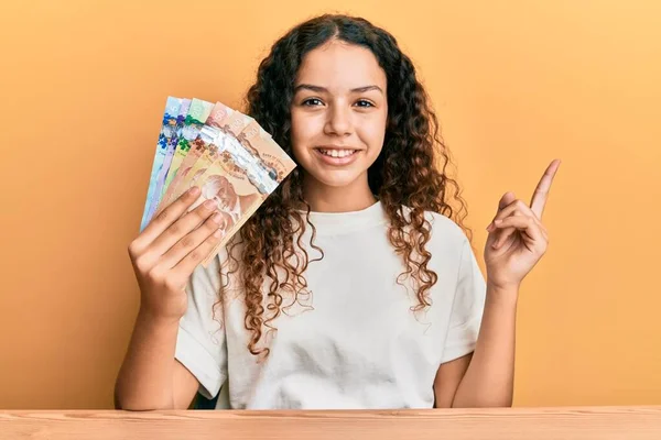Adolescente Hispânico Menina Segurando Dólares Canadenses Sorrindo Feliz Apontando Com — Fotografia de Stock