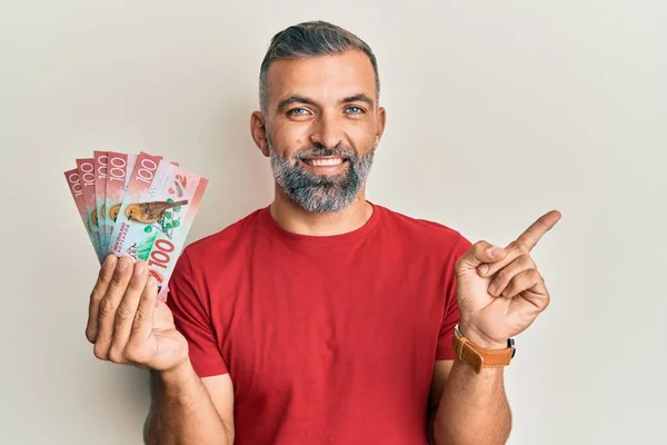 Hombre Guapo Mediana Edad Sosteniendo 100 Nuevos Billetes Zealand Dólares —  Fotos de Stock