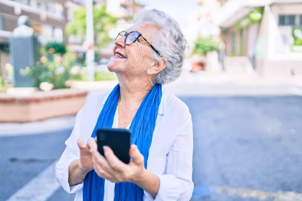 Oudere Senior Vrouw Met Grijs Haar Glimlachen Gelukkig Buiten Met — Stockfoto